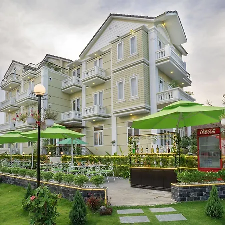 Golden Bell Backpacker Hotel&Pool Bar
